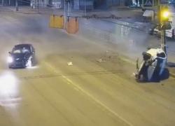 LADA перевернулась, пострадали двое: видео ночного ДТП в Волгограде