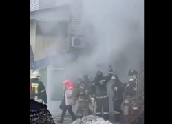 В Волгограде из жуткого пожара в доме спасли женщину: видео с места