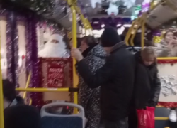 Самый новогодний автобус сняли на видео в Волгограде