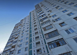 Мужчина выпал из окна 16-этажки в Жилгородке в Волгограде 