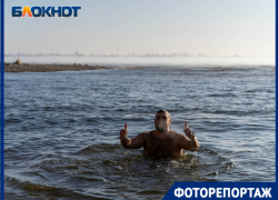 Волгоградец устроил заплыв на Волге в -12°: морозное декабрьское утро в объективе фотографа