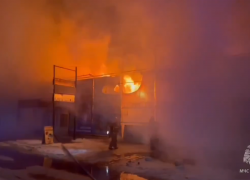 Рынок Тулака горит на площади 1000 "квадратов" в Волгограде 