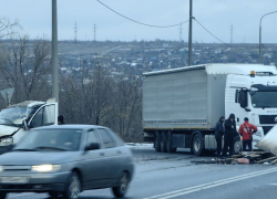 Хлебовозку разорвало в столкновении с фурой в Волгограде