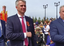Чиновники, депутаты, военные: фото с трибуны парада Победы в Волгограде