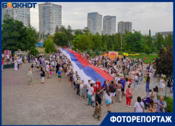 Триста кило шашлыка съели и пронесли 100-метровый флаг на День России в Волгограде