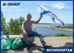 В тельняшках и с пакетами алкоголя: день ВМФ в Волгограде в объективе фотографа