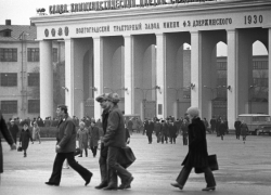 Календарь: 18 февраля 1983 года – В Волгограде сошел с конвейера двухмиллионный трактор