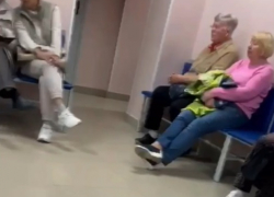 «Какой вирусняк ходит в мае?»: волгоградку шокировала очередь в поликлинике №22