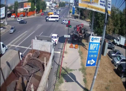 Камеры сняли на видео момент столкновения прицепа с Volkswagen на Елецкой в Волгограде 