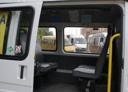 Женщину в Волжском сбила маршрутка, водитель скрылся