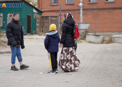 "Ходят толпой и вымогают деньги": в Волжском полиция разбирается в конфликте с участием группы цыган 