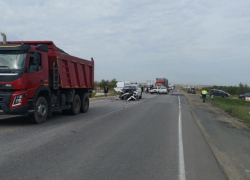 Два человека пострадали в массовом ДТП с грузовиком под Волгоградом