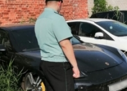 У волгоградцев забрали «Porsche Panamera» из-за дорожных штрафов