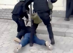 Трое кавказцев и один волгоградец с угрозой жизни "отжали" у бизнесмена полтора миллиона