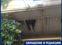 Очередная жалоба на УК: волжане негодуют из-за дырявого козырька
