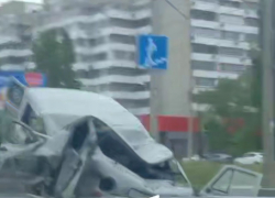 Тело выбросило на дорогу: катафалк попал в жуткую аварию в Волгограде