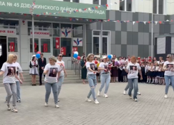 Мамы отожгли на Последнем звонке в Волгограде: «Танцпол везде!»