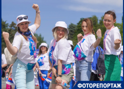 Сине-фиолетовые люди заполонили центр Волгограда