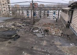 «Что делать будем, когда в квартиру потечет?»: треш-разруху на крыше пятиэтажки снял на видео волгоградец