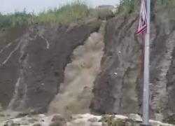 Ливень размыл подпорную стенку возле ЖК «Колизей» в Волгограде