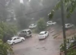 Мощный ураган с ливнем обрушился на Волгоградскую область: видео