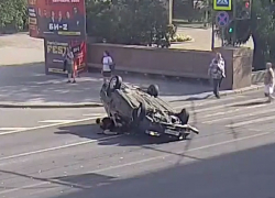 Эффектный переворот Nissan в центре Волгограда попал на видео 