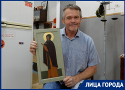 Рожденный с дырой в сердце волгоградец создает иконы для Донбасса и спасает с беженцев с Михалковым