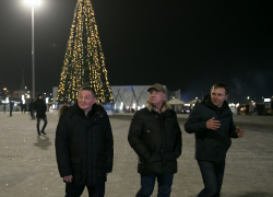 Губернатор с мэром начали год с обхода центра Волгограда
