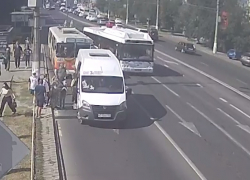 Маршрутка и троллейбус попали в ДТП в центре Волгограда: видео