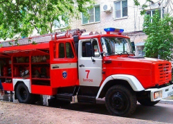 Жителей пятиэжки на юге Волгограда эвакуировали из-за пожара 