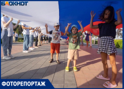 В Волгограде развернули огромный триколор в честь Дня государственного флага