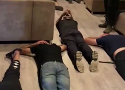 СОБР уложил на пол участников подпольного покерного клуба в Волгограде - видео