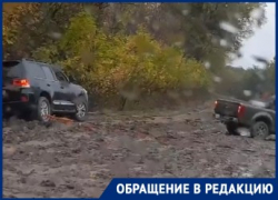 «Добирались 10 часов»: грязевая дорога затянула несколько машин под Волгоградом