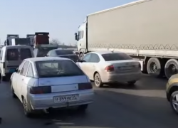 В Волгограде на 3-й Продольной образовалась гигантская пробка из-за перевернутой фуры: видео 