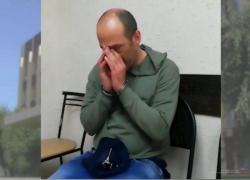 Серийный карманник похищал кошельки у волгоградцев в транспорте: допрос сняли на видео