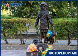 Китайским ширпотребом засыпали в Волгограде памятник сталинградской девочке