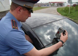 За тонировку автомобилей в Волжском арестовали одну девушку и пять мужчин