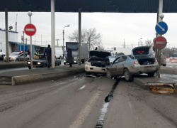 Иномарки разворотило на посту ДПС под Волгоградом
