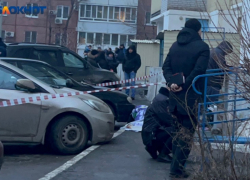 В Волжском под окнами дома обнаружили тело 14-летнего мальчика: видео