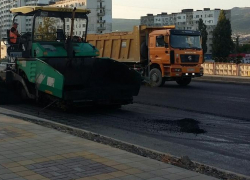 Под Волгоградом рабочий умер под дорожным катком 