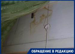 «Мне что, ее самой пленкой закрывать?»:  УК «Возрождение» игнорирует просьбы 72-летней волгоградки отремонтировать крышу
