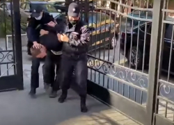 Насильника 15-летней волгоградки доставили на допрос в СК: видео 