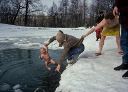 Купание младенцев в проруби увеличивает детскую смертность и заболеваемость, - волгоградский врач Анатолий Белоглазов ﻿