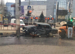 Воскресное утро началось со страшного ДТП Porsche Cayenne и ВАЗ-2107 в Волгограде