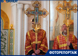 Храм едва вместил всех желающих: волгоградцы прошли Крестным ходом ради частички Благодатного огня