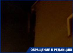 Волгоградцы боятся погибнуть из-за свисающей с крыши многоэтажки трубы