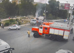 Цементовоз загорелся на дороге в Волгограде - видео