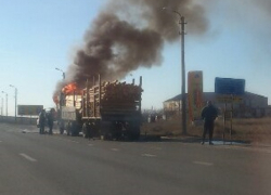 КамАЗ загорелся на московской трассе в Волгоградской области