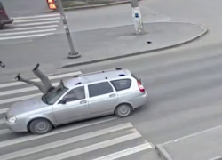 Треш-сальто сделал сбитый пешеход в центре Волгограда — видео 