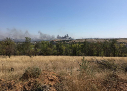 Крупный пожар полыхает на Ангарском в Волгограде